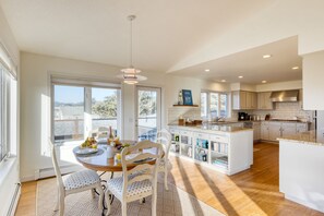 House | 2 bedrooms - Pacific Breeze Ocean Views Steps to Cannon Beach Airy Coastal Retreat (Cannon Beach)