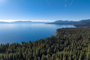 Un lago rodeado de un bosque denso y montañas.