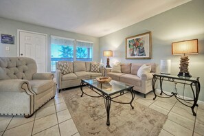 House | 2 bedrooms - Compass 17 by Avantstay Minutes to the Beach Community Pool (Corpus Christi)