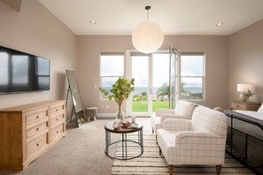 Villa | 6 bedrooms - Colina by Avantstay Secluded Mountain Top Oasis w Pool Hot Tub Putting Green (Murrieta)