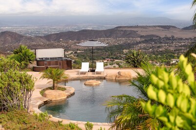 Colina by Avantstay Secluded Mountain Top Oasis w Pool Hot Tub Putting Green