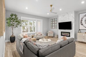 House | 5 bedrooms - Coastal Canopy by Avantstay Ocean View Pool Rooftop Seasonal Bonfires (Panama City Beach)