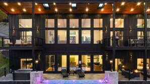 Un immeuble de deux étages doté d’une grande piscine extérieure, de nombreux balcons et d’un intérieur bien éclairé.