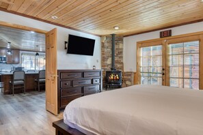 3 bedrooms - Forest Road by Avantstay Group Cabin w Hot Tub Minutes to the Lake (Big Bear Lake)
