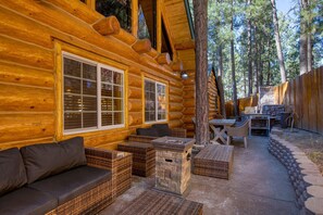 3 bedrooms - Forest Road by Avantstay Group Cabin w Hot Tub Minutes to the Lake (Big Bear Lake)