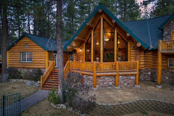 3 bedrooms - Forest Road by Avantstay Group Cabin w Hot Tub Minutes to the Lake (Big Bear Lake)