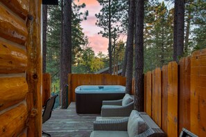 House | 3 bedrooms - Forest Road by Avantstay Group Cabin w Hot Tub Minutes to the Lake (Big Bear Lake)