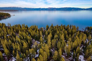 Un lac entouré d’une forêt dense et de montagnes.