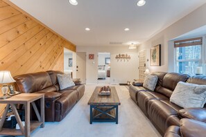2 bedrooms - Westlake Cabin by Avantstay Hot Tub Near Skiing Walk to Restaurants Lake (Tahoe City)