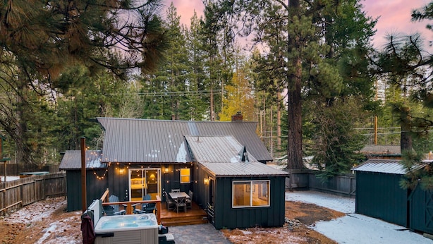 Une cabane dotée d’un patio, d’un bain à remous et d’une terrasse.