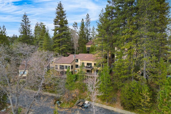 Unclassified image, 1 of 46, button - Arrowhead Lakeside Escape by Avantstay 3min Walk to Lake Private Beach Access (Lake Arrowhead)