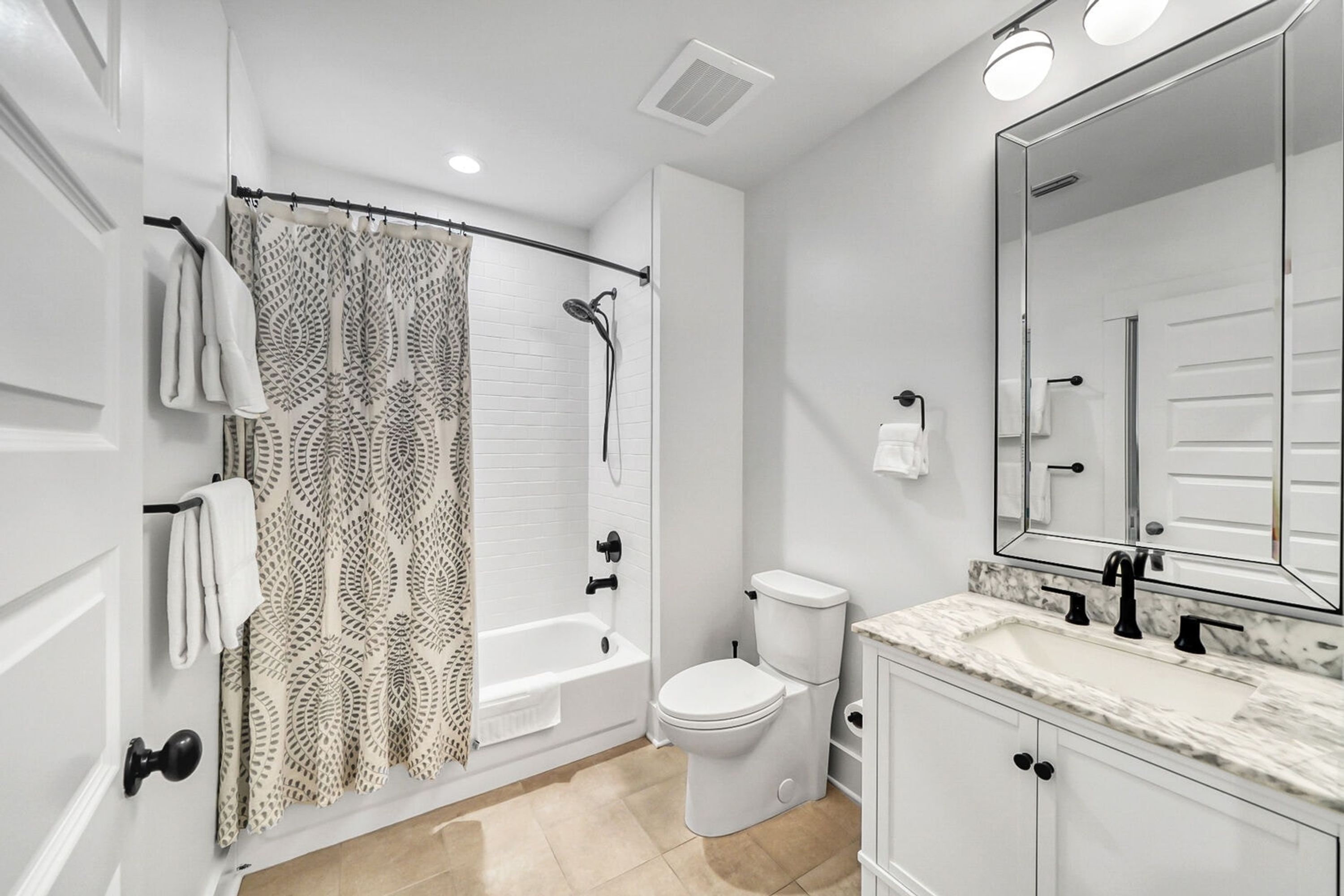 Ein modernes Badezimmer mit Badewanne, Toilette und Waschtisch.