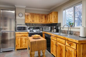 House | 2 bedrooms - Riverfront Bend by Avantstay Private Dock Kayaks Large Yard w Views Hot Tub (Bend)