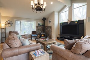 House | 4 bedrooms - River Meadows by Avantstay Near River Access to Private Boat Ramp (Bend)