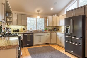 House | 4 bedrooms - River Meadows by Avantstay Near River Access to Private Boat Ramp (Bend)