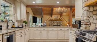 Dream Catcher by Avantstay Deck Fire Pit Movie Theater Game Garage