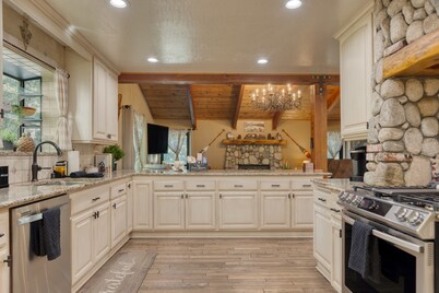 Dream Catcher by Avantstay Deck Fire Pit Movie Theater Game Garage