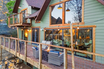 Legacy Lodge by Avantstay Upper-level Retreat Deck Hot Tub