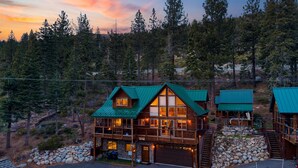 A lodge with a green roof, multiple decks, and a stone foundation. - Denton by Avantstay Hot Tub Enclosed Deck w Fire Pit Near Skiing Lake (Truckee)