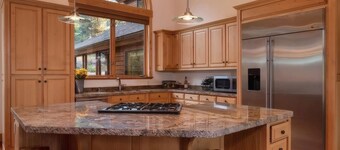 Donner Ridge by Avantstay Minutes to Skiing Deck Ping Pong Pool Table