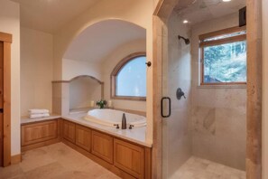 House | 4 bedrooms - Donner Ridge by Avantstay Minutes to Skiing Deck Ping Pong Pool Table (Truckee)