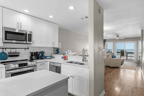 2 bedrooms - Blue Marlin by Avantstay Beachfront w Views Pool Access Beach Chairs (Panama City Beach)