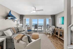 2 bedrooms - Blue Marlin by Avantstay Beachfront w Views Pool Access Beach Chairs (Panama City Beach)