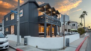 Un bâtiment moderne doté d’un balcon, d’un panneau de signalisation indiquant la 41e rue et d’un panneau de sens unique.