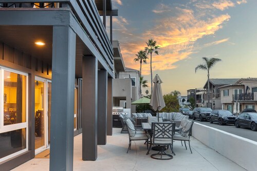 Sandy by Avantstay Oceanview Steps to Beach Patio w Fire Pit Dining Area