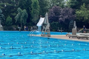 House | 5 bedrooms - The Nest at Pinecrest by Avantstay Hot Tub Spacious Deck Game Room Fire Pit (Pocono Pines)