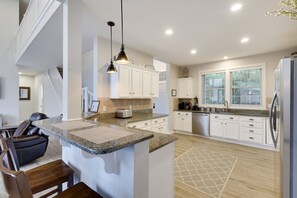 House | 5 bedrooms - The Nest at Pinecrest by Avantstay Hot Tub Spacious Deck Game Room Fire Pit (Pocono Pines)