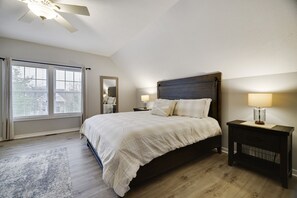 House | 5 bedrooms - The Nest at Pinecrest by Avantstay Hot Tub Spacious Deck Game Room Fire Pit (Pocono Pines)