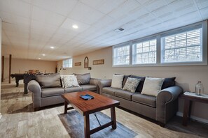 House | 5 bedrooms - The Nest at Pinecrest by Avantstay Hot Tub Spacious Deck Game Room Fire Pit (Pocono Pines)