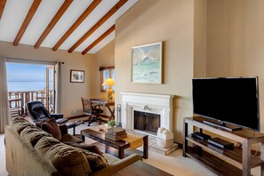 House | 2 bedrooms - Camino De Flores by Avantstay Views Pool Beach Access Community Amenities (Avalon)