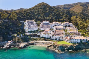 House | 2 bedrooms - Camino De Flores by Avantstay Views Pool Beach Access Community Amenities (Avalon)