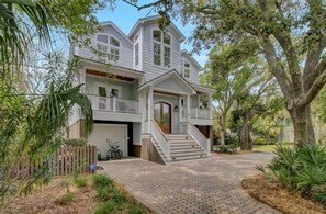 House | 5 bedrooms - 5 32nd Avenue by Avantstay Gourmet Kitchen Pool Balconies (Isle of Palms)