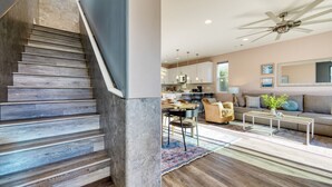 A modern interior with a staircase, a dining area, and a living room. - Casa do Sol by Avantstay Rooftop Deck w Ocean Views 2 Blocks to Beach (Pismo Beach)