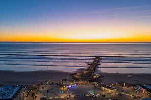 A pier extending into the ocean with a beach area and a neon sign reading "Pismo Beach" in the foreground. - Casa do Sol by Avantstay Rooftop Deck w Ocean Views 2 Blocks to Beach (Pismo Beach)