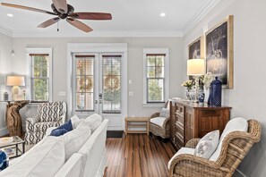 4 bedrooms - Seagrove Gardens Mins to the Beach Santa Rosa Retreat w Golf Cart A Design (Santa Rosa Beach)