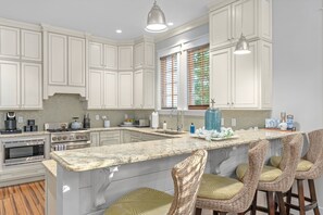 4 bedrooms - Seagrove Gardens Mins to the Beach Santa Rosa Retreat w Golf Cart A Design (Santa Rosa Beach)