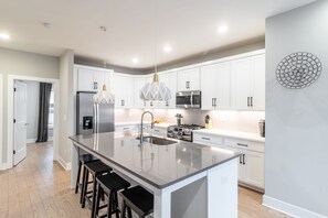 House | 4 bedrooms - Monty by Avantstay 4bdr 4BA Balcony w Outdoor Seating 5mins to DT (Nashville)