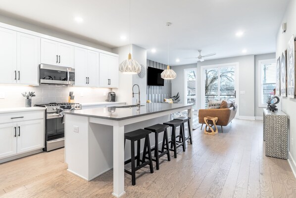 House | 4 bedrooms - Monty by Avantstay 4bdr 4BA Balcony w Outdoor Seating 5mins to DT (Nashville)