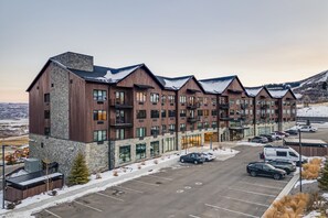 House | 1 bedroom - Jordanelle Sunrise Modern Condo Gondola Access Year-round Outdoor Fun (Park City)