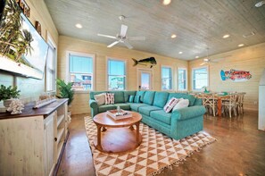 House | 4 bedrooms - Cheeky Tiki by Avantstay Pool Boardwalk View (Port Aransas)