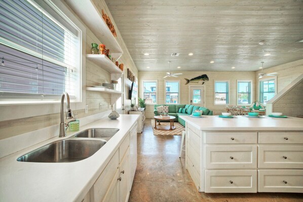 House | 4 bedrooms - Cheeky Tiki by Avantstay Pool Boardwalk View (Port Aransas)