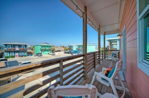 House | 4 bedrooms - Cheeky Tiki by Avantstay Pool Boardwalk View (Port Aransas)