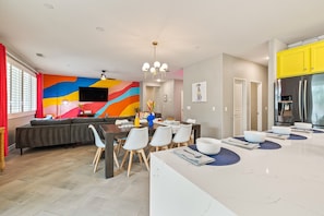 Room - Kaleidoscope by Avantstay Colorful Escape Pool (Indio)