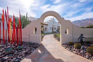 Villa - The Pond Estate by Avantstay Maximalist Designer Compound w 2 Casitas Indoor Outdoor Pools Tennis Court Gorgeous Mountain Views 12k Sqft (Palm Springs)