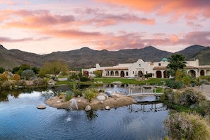 Villa - The Pond Estate by Avantstay Maximalist Designer Compound w 2 Casitas Indoor Outdoor Pools Tennis Court Gorgeous Mountain Views 12k Sqft (Palm Springs)