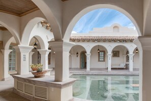 Room - The Pond Estate by Avantstay Maximalist Designer Compound w 2 Casitas Indoor Outdoor Pools Tennis Court Gorgeous Mountain Views 12k Sqft (Palm Springs)